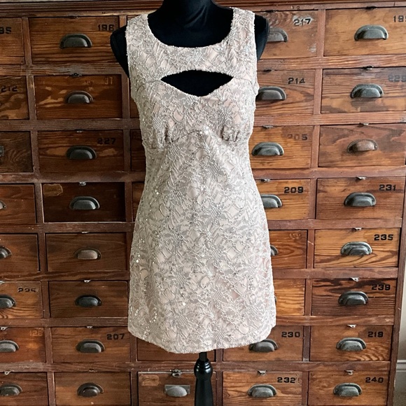 Sequenced sleeveless dress with keyhole cutouts across the chest and back - Picture 5 of 5